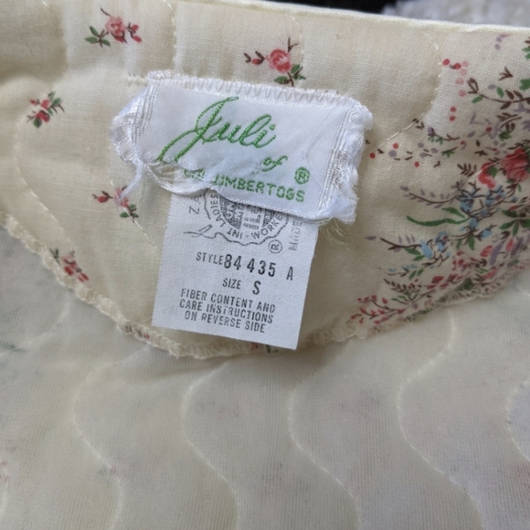 SOLD Vintage 1960s 1970s quilted house coat bed jacket - Picture 7 of 13